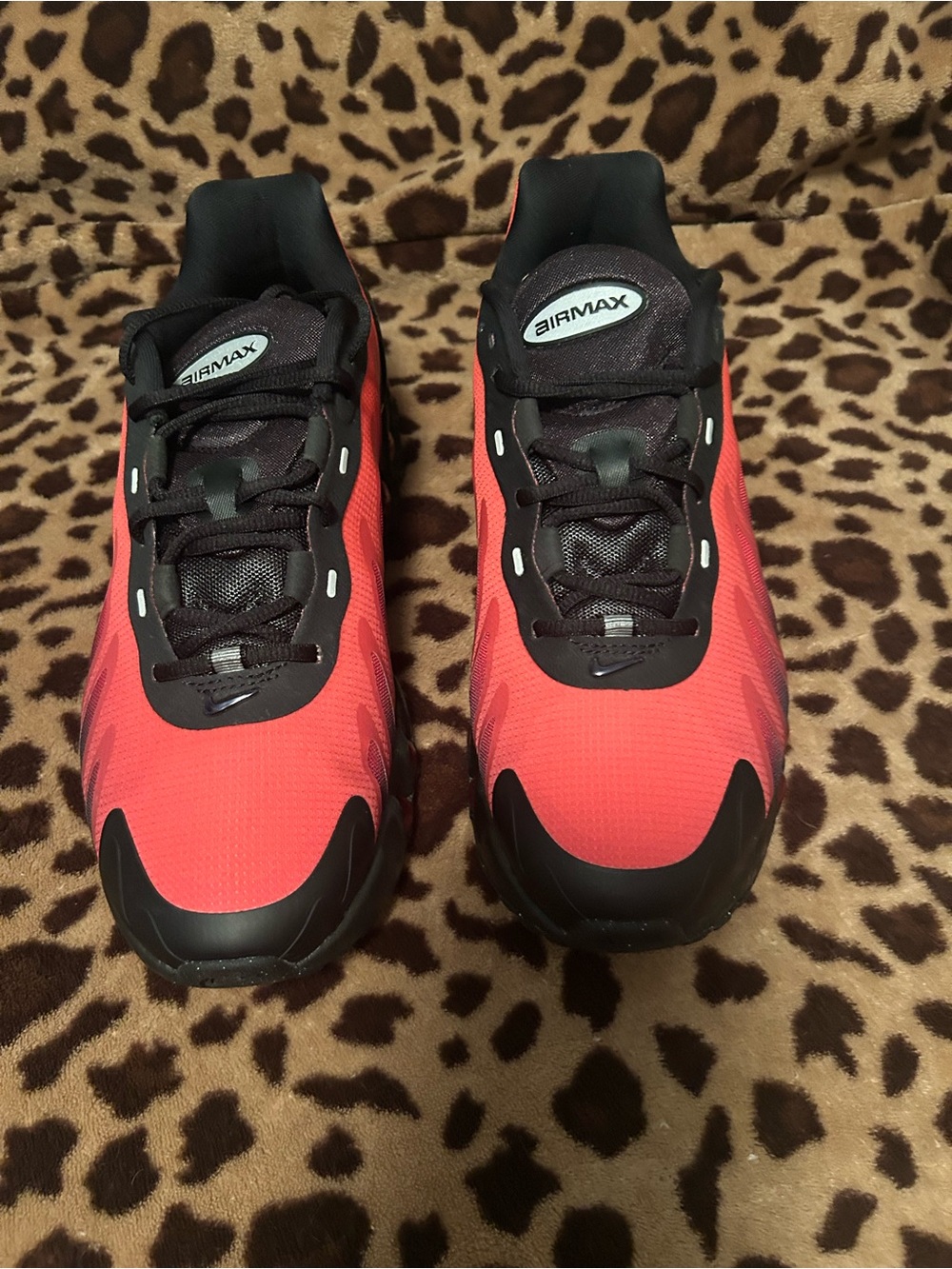 Nike Air Max Sneakers – Coral Red & Black – New With Box men’s 9 / women’s 10.5,